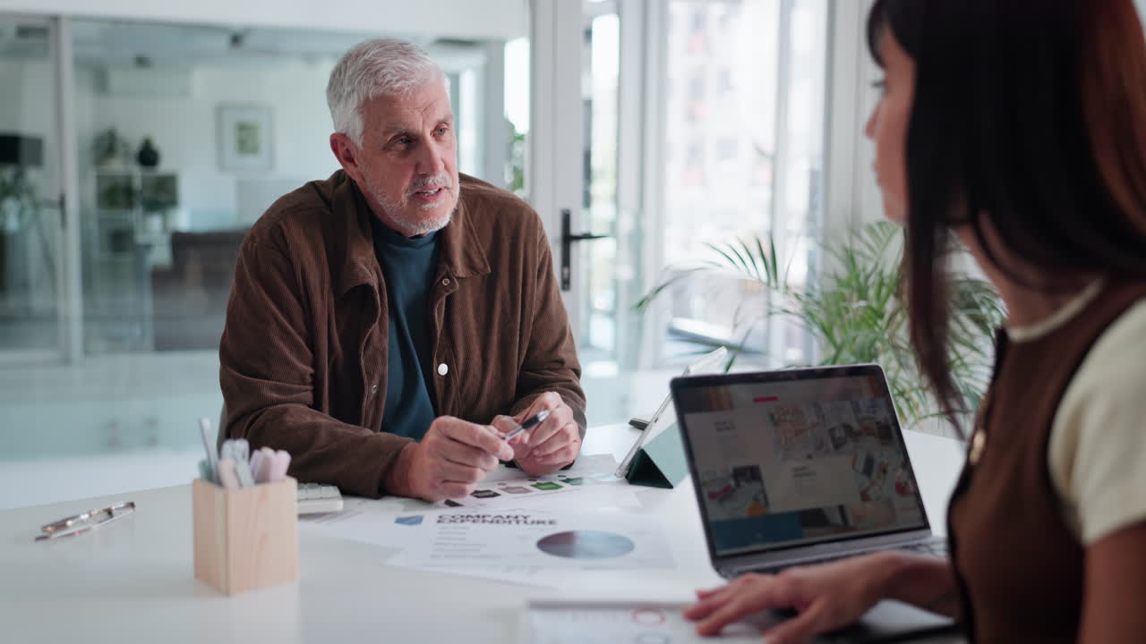 Colleghi di Lavoro Discutono Dati e Strategia in Ufficio
