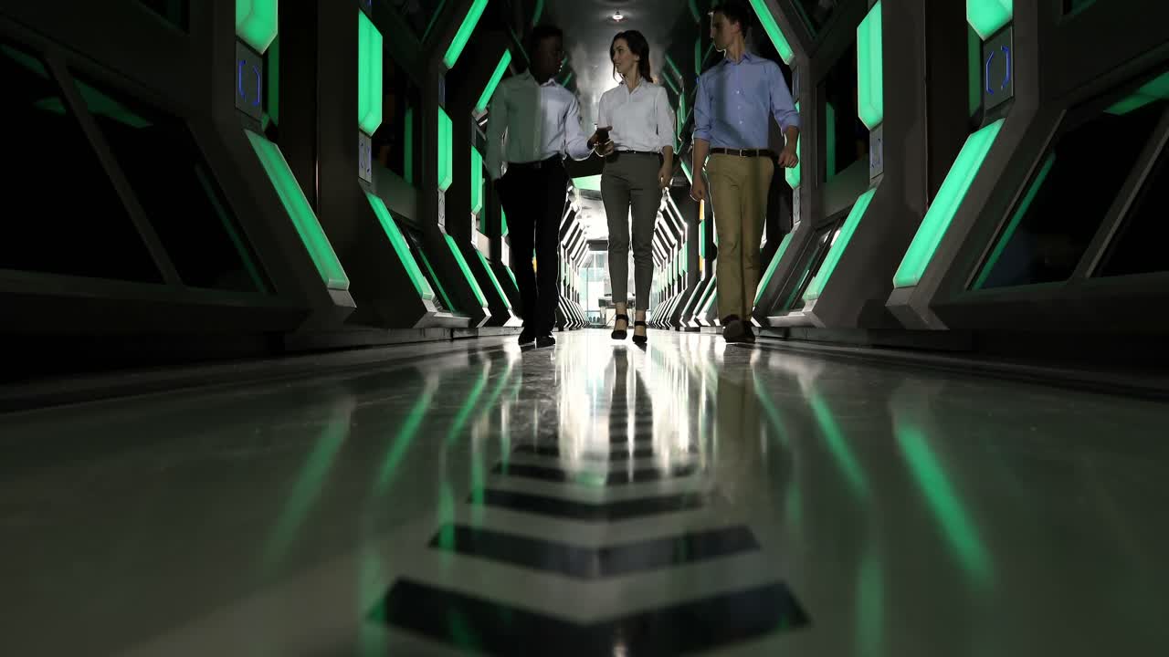 colegas de negocios caminando en el corredor 4k