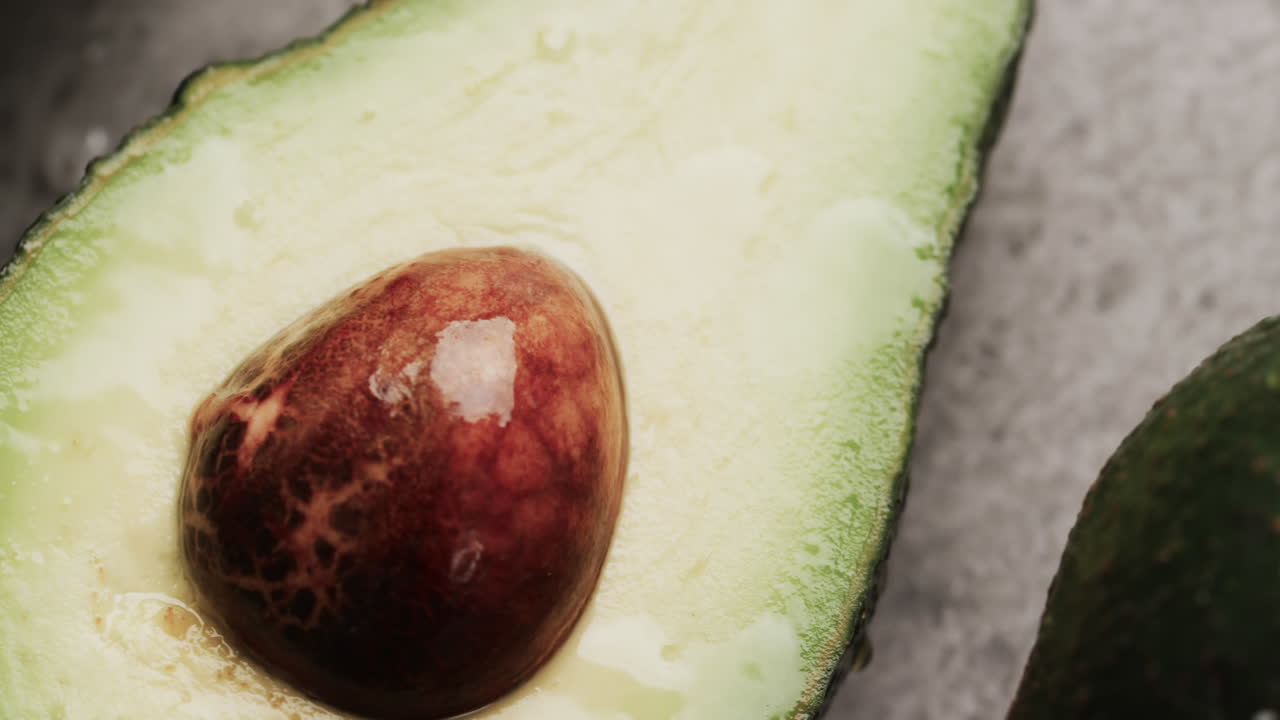 micro vídeo de primer plano de aguacates con espacio de copia en fondo gris
