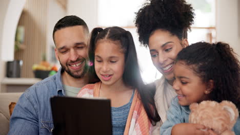 tablet, feliz y familia viendo una película