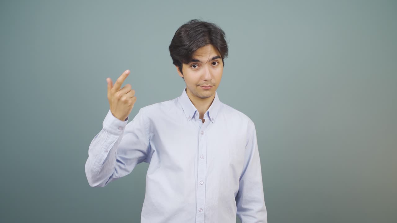 카메라에 마음을 보여주는 남자.