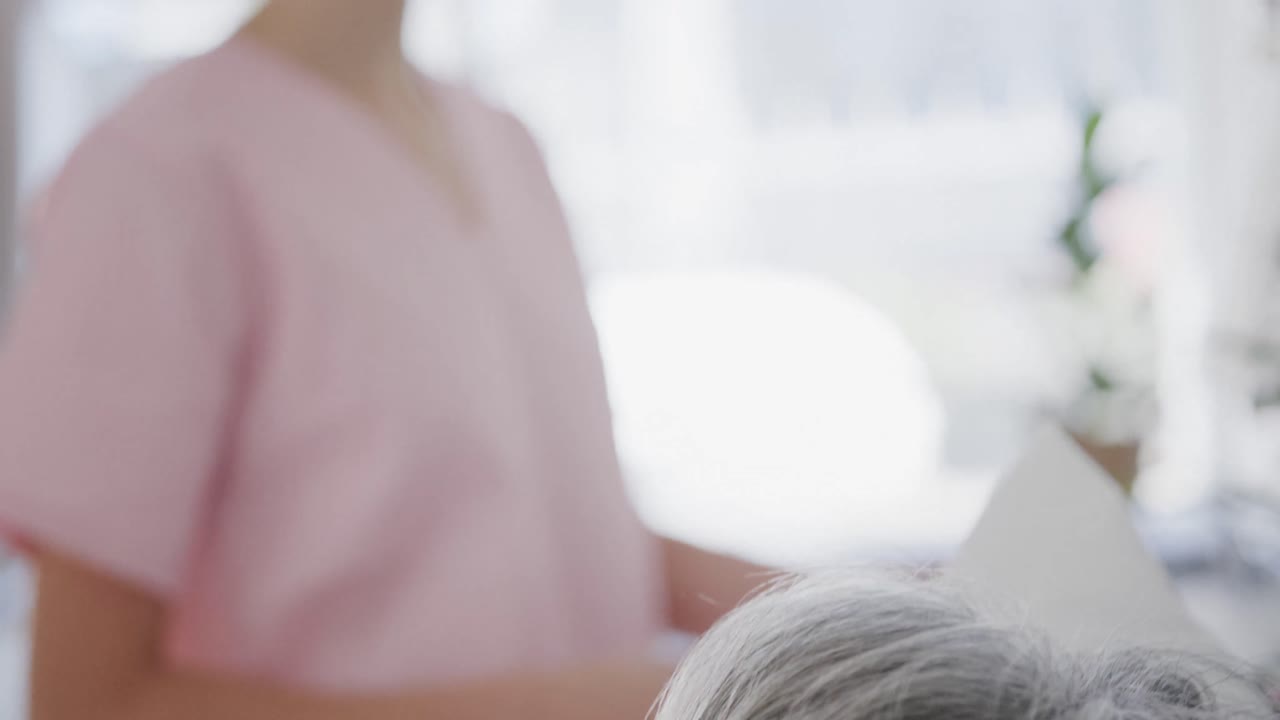 다양한 여성 의사가 침대에서 잠을 자고 있는 고령 여성 환자의 드립 봉지를 채우고, 느린 움직임