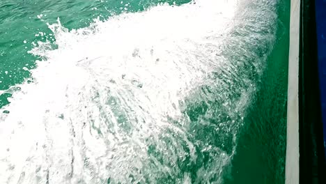 Tiro-De-Pista-De-Espuma-De-Mar-Al-Lado-Del-Barco,-Aguas-Verdes,-Océano-índico