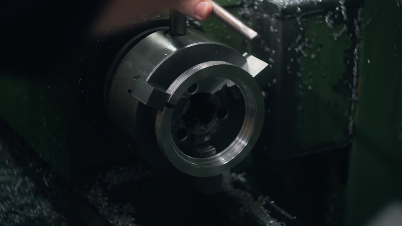 엔지니어가 작업 조각을 변경하고 측정합니다.