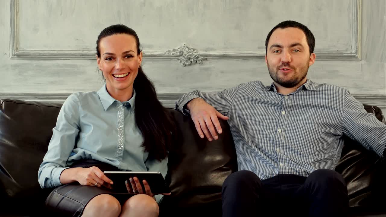 가족 심리학자 와 함께 치료 를 받는 행복 한 부부