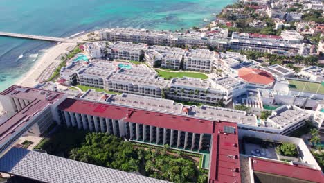 Vista-Aérea-De-Complejos-Hoteleros-De-Lujo-En-La-Costa-De-Playa-Del-Carmen-México-Y-El-Mar-Caribe,-Disparo-De-Drones