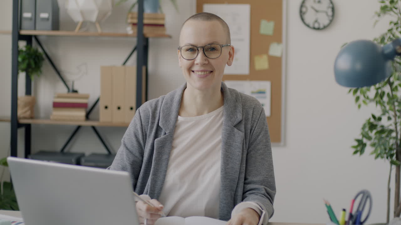 mujer trabajando en un escritorio de oficina moderno