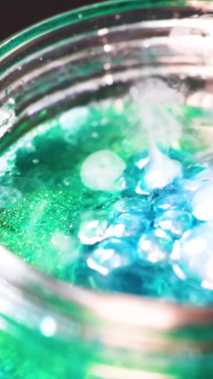 Liquido che ribolle in un barattolo di vetro, un esperimento