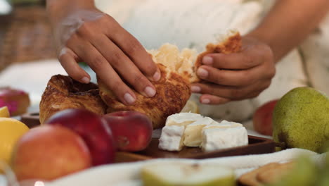 Mujer-Comiendo-Un-Croissant