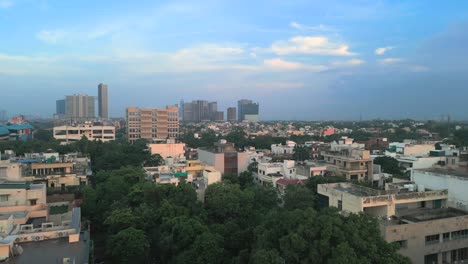 hermosa noche noida ciudad sector 15 de abajo a arriba en movimiento drone vista de delhi en la india