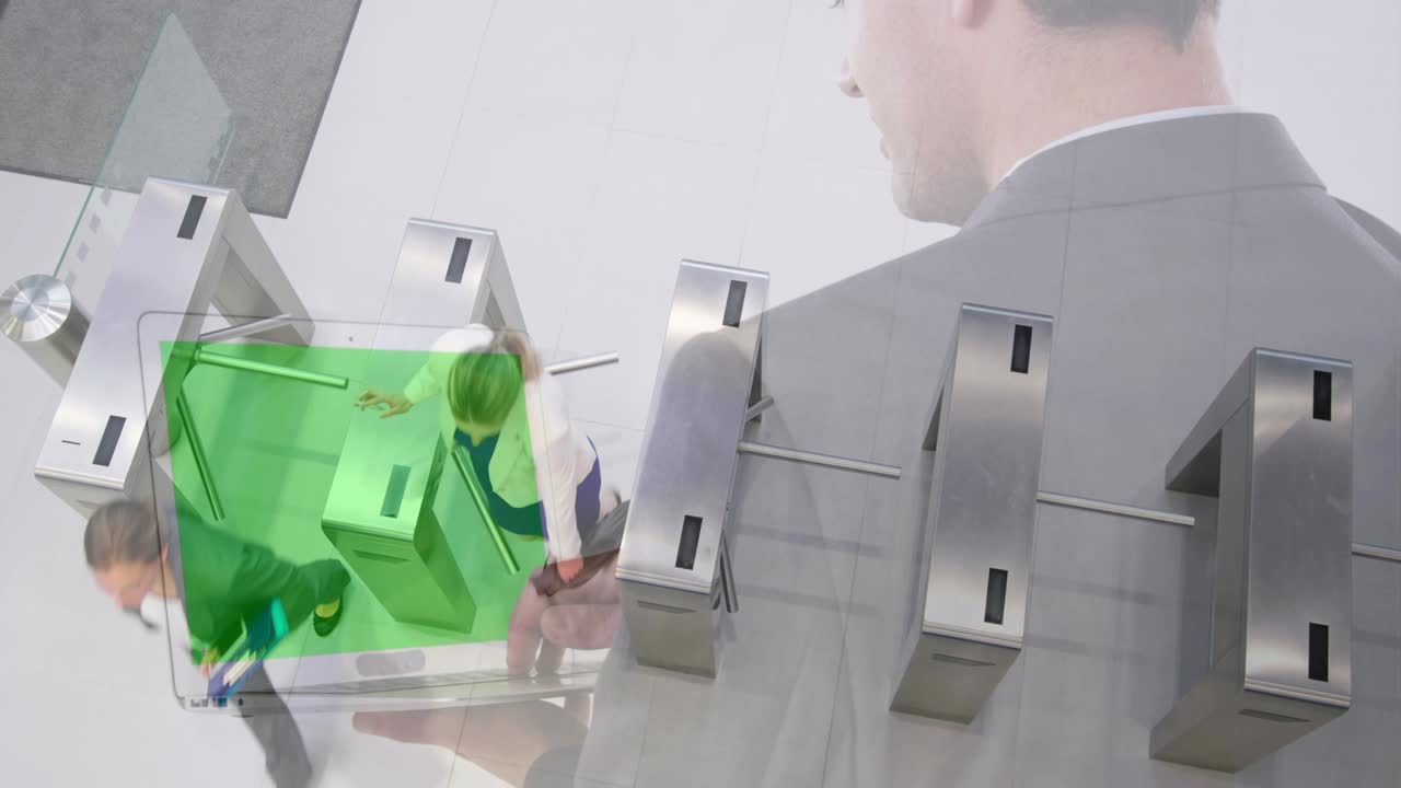 회전문 을 걸어가는 여자 들 위 에 녹색 화면 을 가진 노트북 을 사용하는 사업가 의 애니메이션