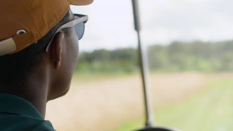 jugadores de golf en un coche en un campo de golf.