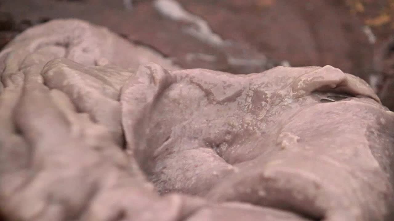 la pasta poi se muele en un mortero ion hawaii 2