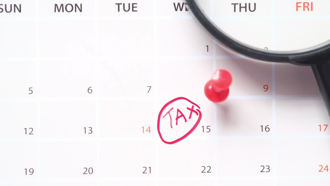 달력 날짜에 빨간색 동그라미와 세금의 날 개념