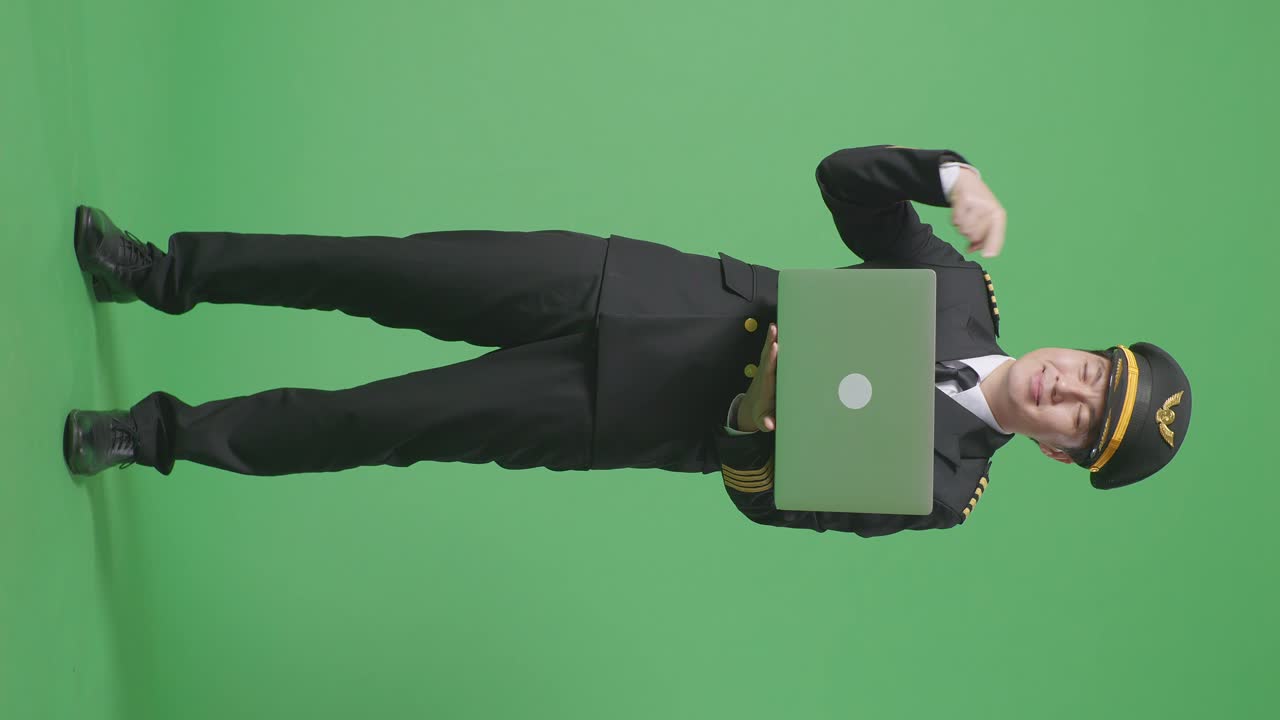 piloto con portátil en la pantalla verde