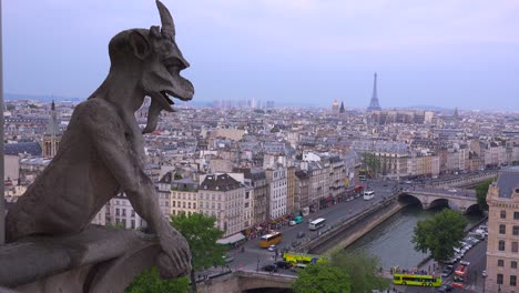 Disparo-Clásico-De-Gárgolas-Vigilar-París-Francia-Desde-La-Catedral-De-Notre-Dame