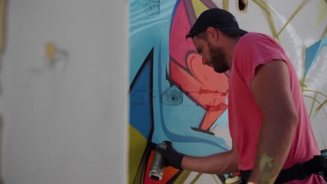 artista de graffiti pintando con spray de aerosol 4k