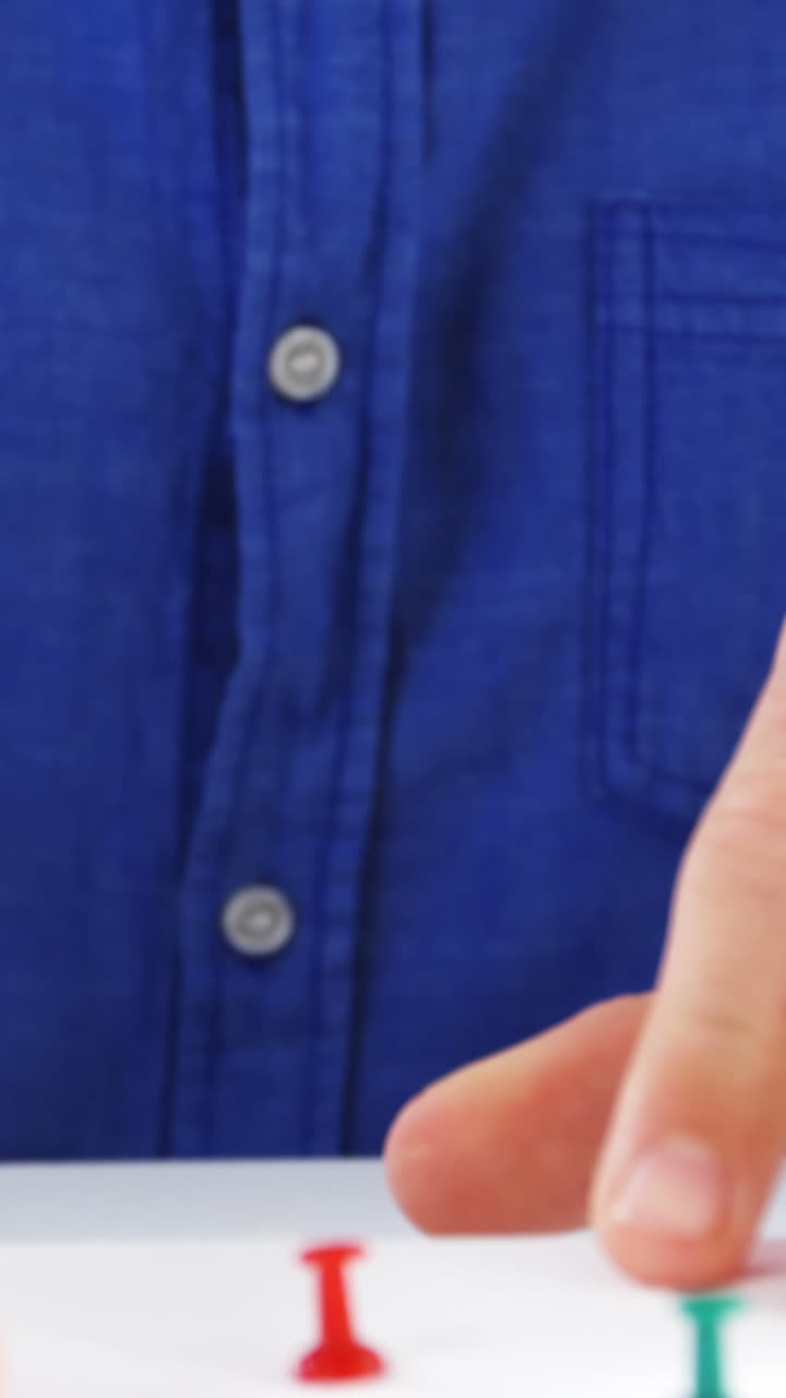 hombre insertando el alfiler en la carta