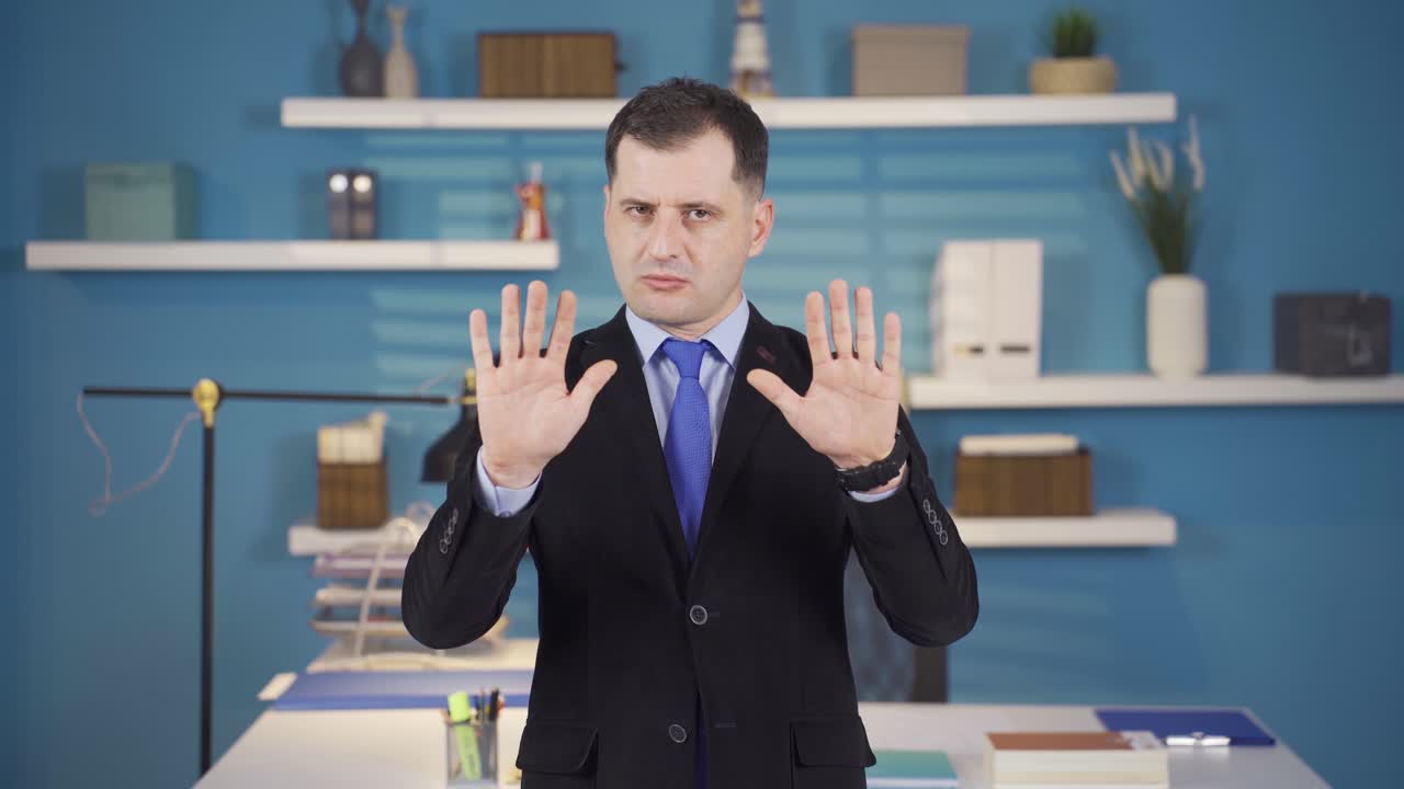 el hombre de negocios serio y disciplinado tiene reglas.