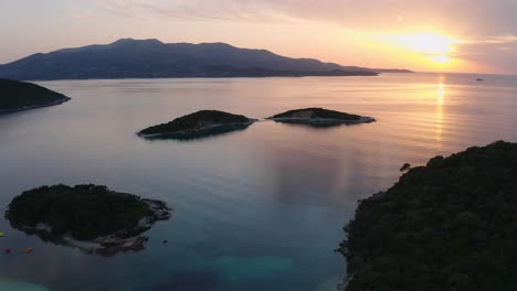 Asombrosa-Puesta-De-Sol-Sobre-El-Paisaje-Marino-En-La-Riviera-Albanesa,-En-La-Costa-De-Ksamil