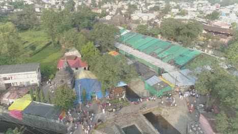 Vista-Aérea-Del-Templo-Trimbakeshwar-Shiva-Capturada-Por-Una-Cámara-De-Drones