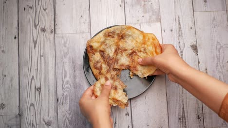 roti chapati hecho en casa en la mesa,