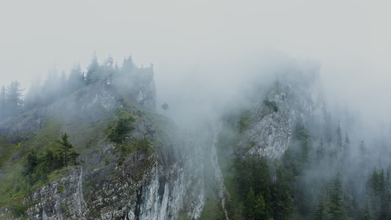 las cimas de las montañas brumosas