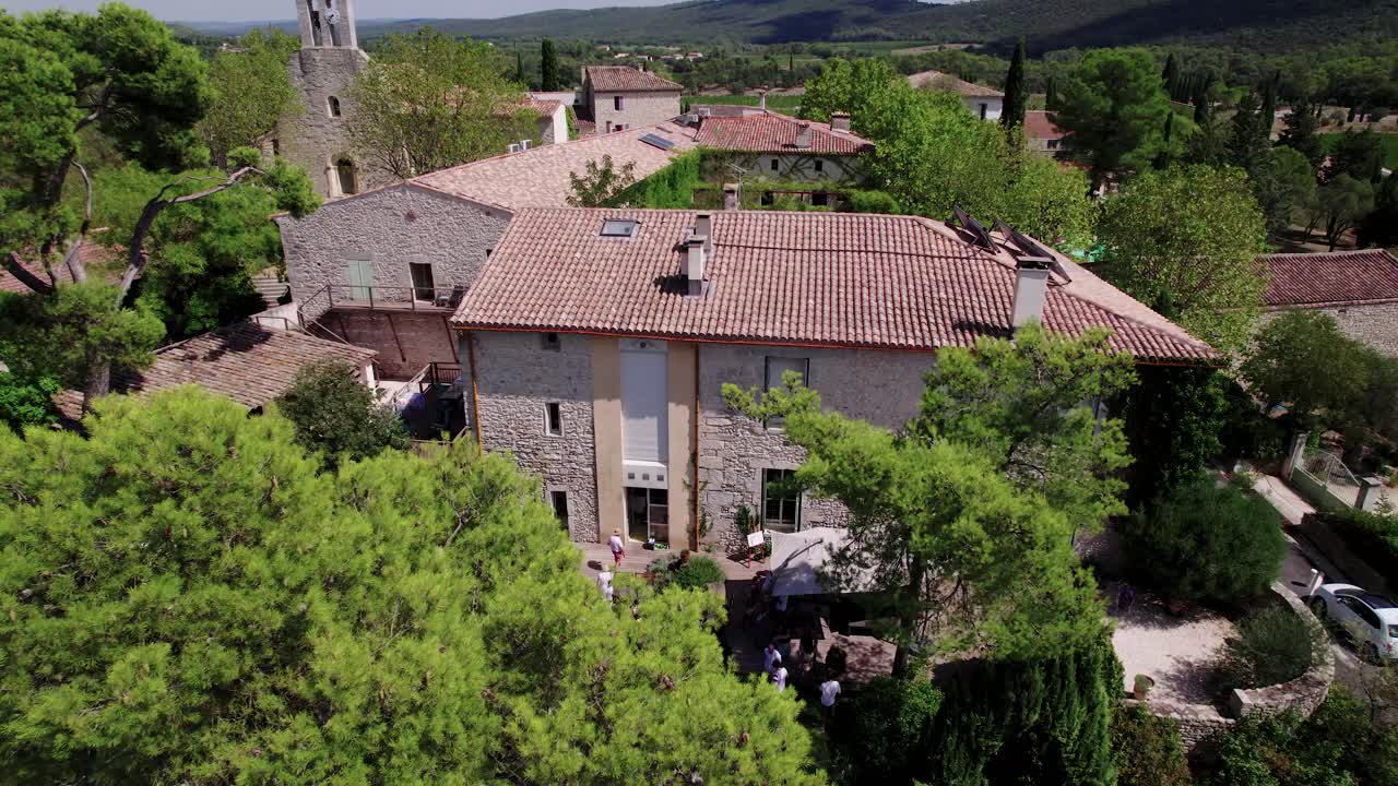 Ripresa aerea di imprenditori che si incontrano in una casa nel villaggio di Montpellier.