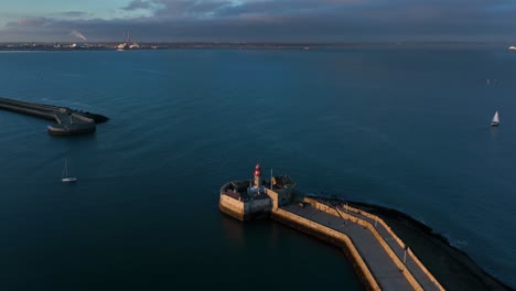 el puerto de dãon laoghaire, en dublín, irlanda