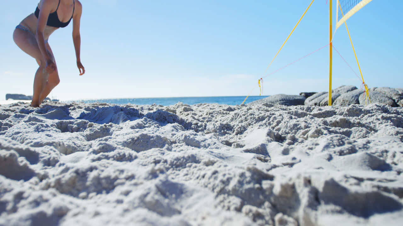 여자 배구 선수가 축구 4k를 치고 있습니다.