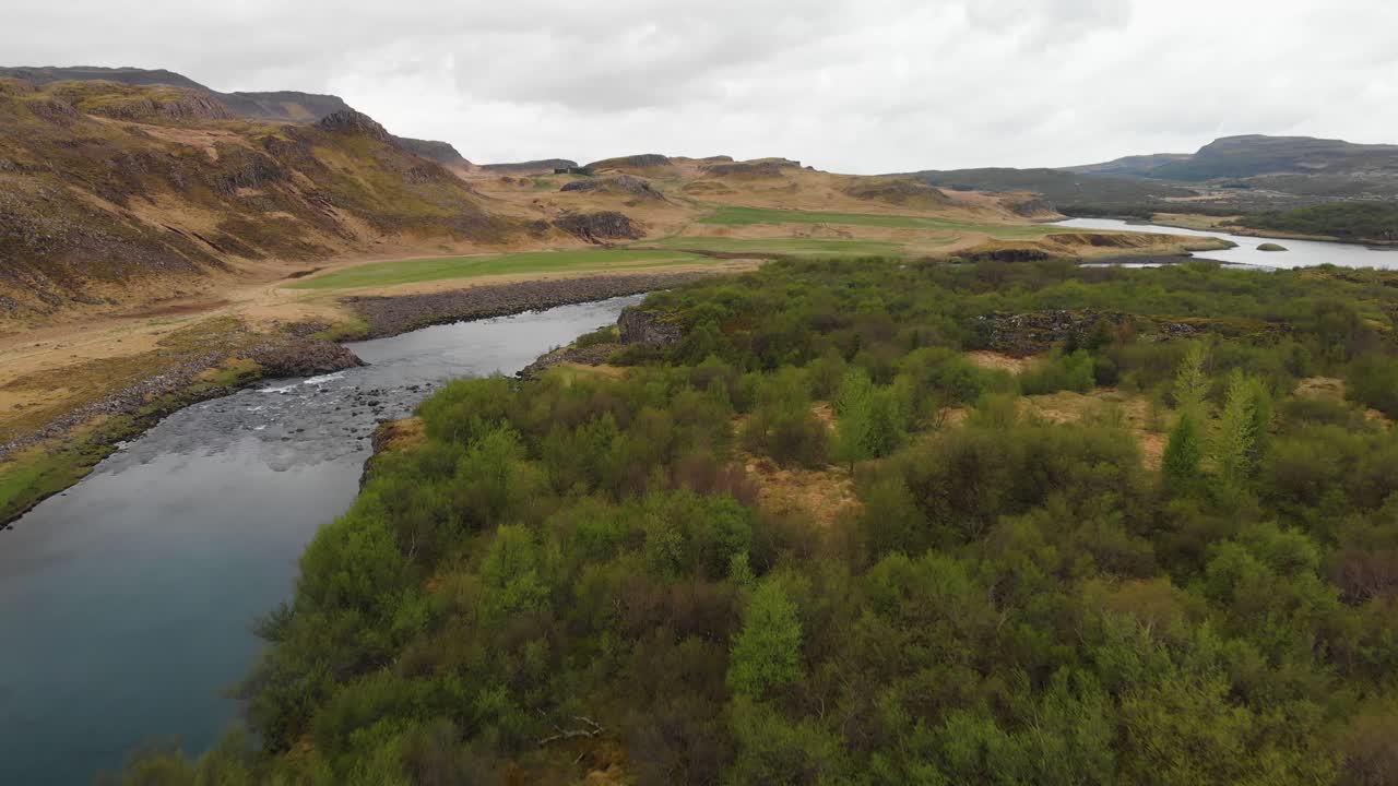 imágenes aéreas del río que sale de la cascada de glanni