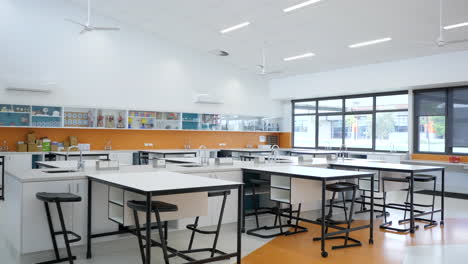 Aula-De-Ciencias-Limpia-Y-Vacía-En-Una-Escuela-Moderna,-Panorámica-A-La-Derecha