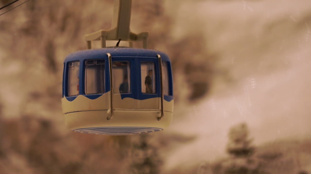 Funivia in miniatura in montagne innevate