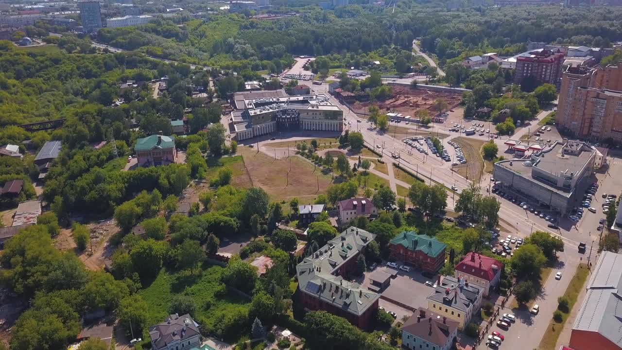 공원, 건물, 건설 현장 이 있는 도시 의 공중 사진