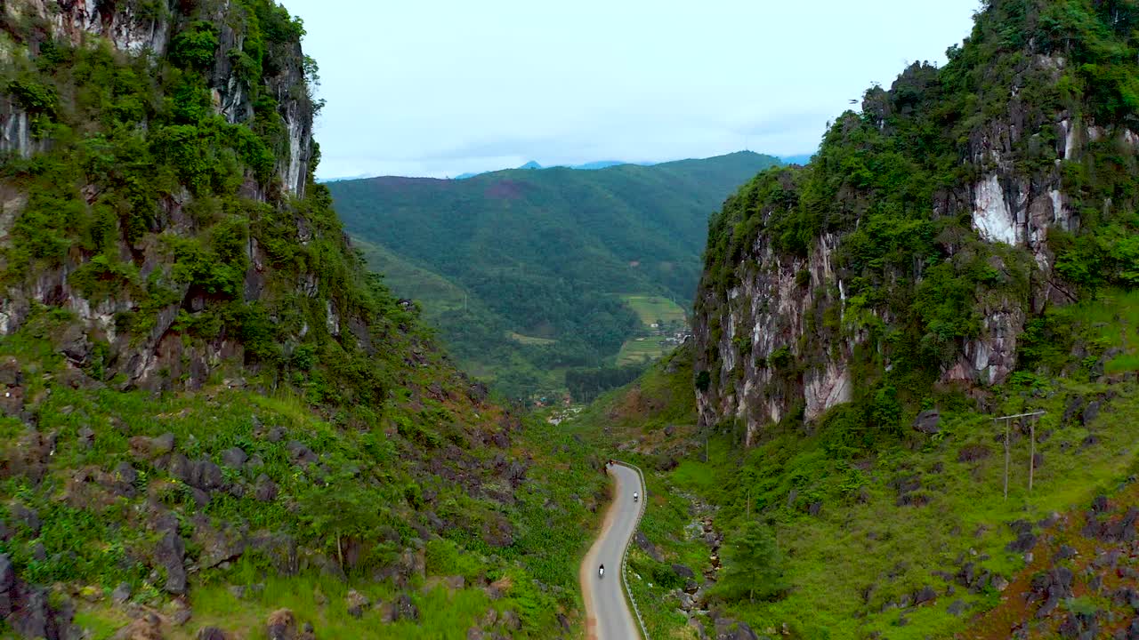 una carretera muy transitada atraviesa dos montañas en el norte de vietnam como