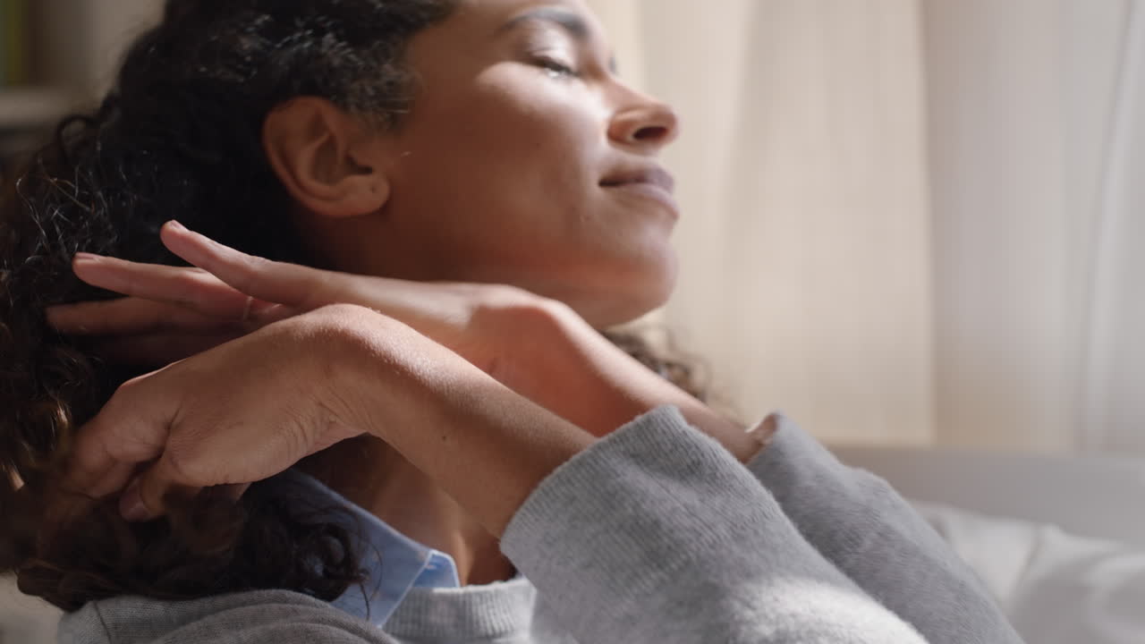 mujer infeliz llorando en casa sintiéndose triste estresado problemas de relación estresado mujer molesta por la pérdida de duelo 4k footage concepto de depresión