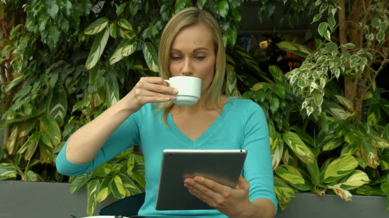 estudiante usando una tableta afuera en el campus