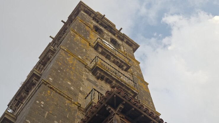 Panoramica verso l'alto lungo l'angolo della torre campanaria in mattoni, Iglesia de la Concepción, Spagna