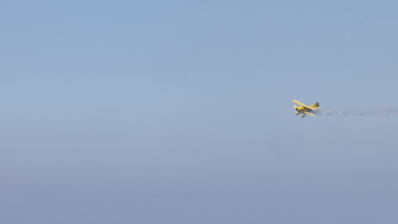 самолеты выполняют трюки и маневры в небе