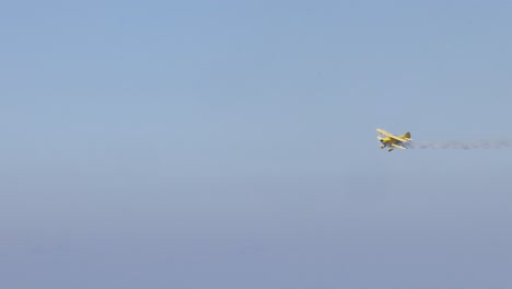 aviones realizando acrobacias y maniobras en el cielo