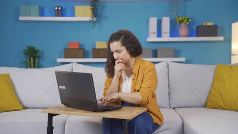 mujer joven trabajando duro en la computadora portátil.
