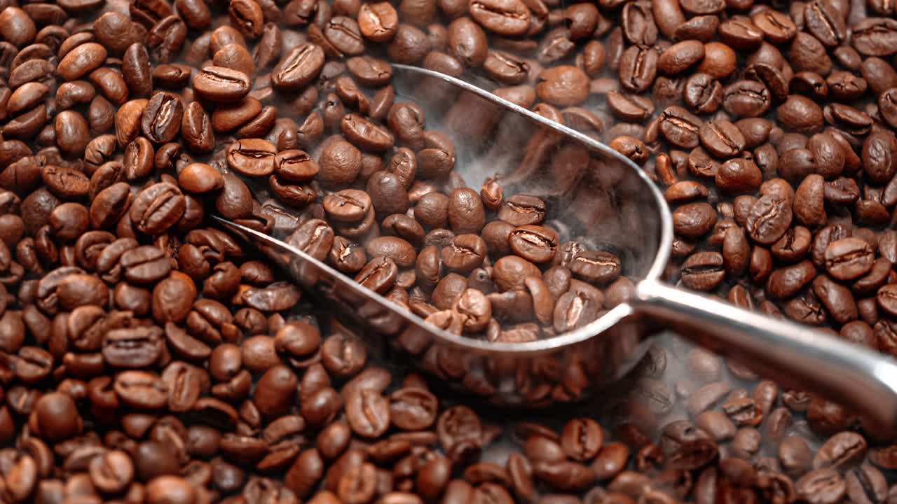 Close up di semi di caffè. I chicchi di caffè profumati sono fumo tostato proveniente dai chicchi di caffè.