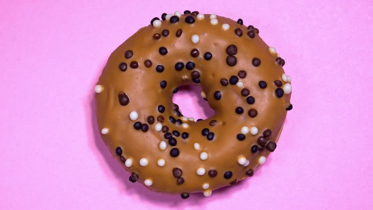 delicioso y dulce donut girando sobre un fondo de colores