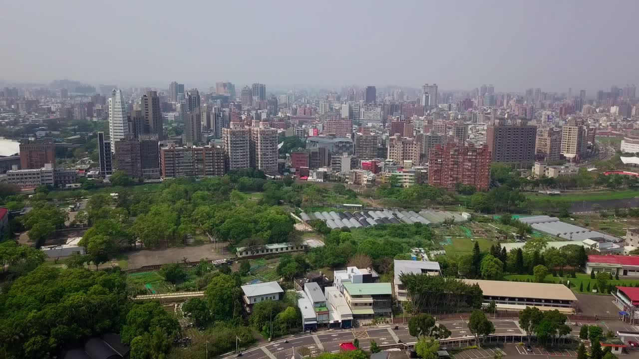 horizonte de la ciudad de taoyuan en un día sombrío en taiwán