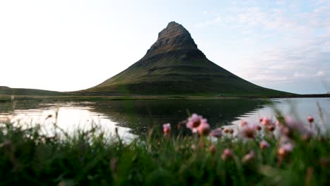 Ikonischer-Berg-Kirkjufell-Mit-Spiegelreflexionen-Im-Sommer-In-Westisland