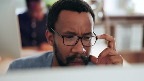 confundido, hombre de negocios y leyendo en la computadora