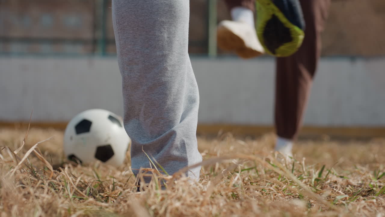 regate en el fútbol sobre el césped, interacción del pie y el balón durante el juego, regates rápidos y movimientos de pies sobre el campo de hierba, vista cercana del control del balón y rápidas maniobras con los pies durante un partido improvisado