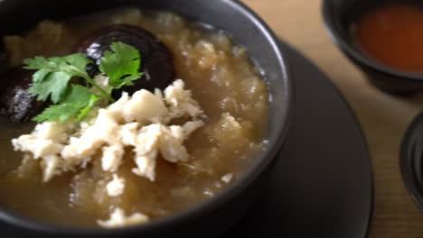 Fauces-De-Pescado-Estofado-En-Sopa-De-Salsa-Roja-Con-Cangrejo