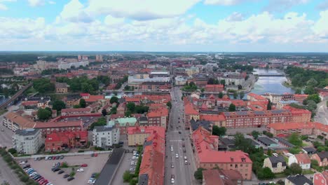 vista aérea de las aves que muestra la impresionante ciudad de eskilstuna en suecia en un día de verano nublado