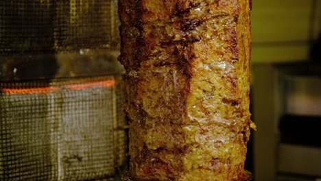 kebab tradicional turco de doner o kebab en una horquilla de metal